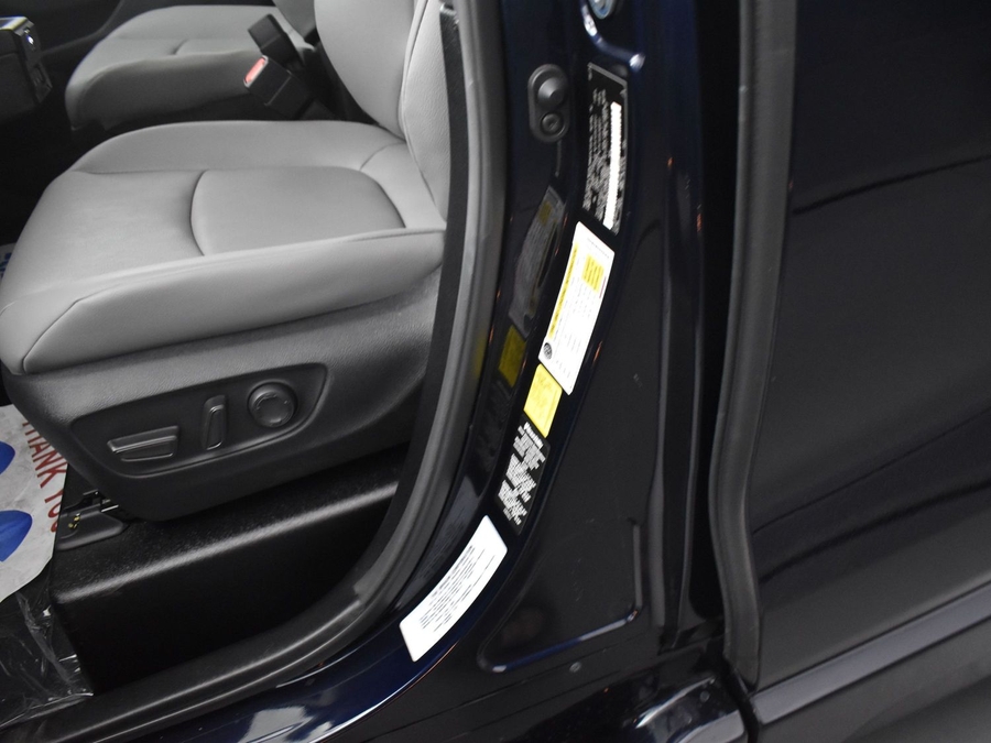 New 2025 Toyota Sienna Hybrid XLE Base - BraunAbility Side Entry Entry Fold Out Automatic Ramp