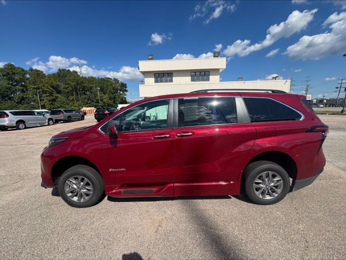 2024 TOYOTA SIENNA - Image 1