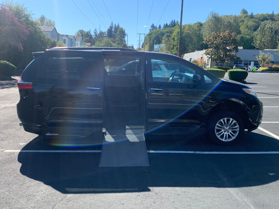 Used 2017 Toyota Sienna XLE Base - VMI Side Entry Entry In Floor Automatic Ramp