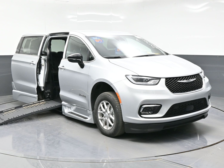 2026 Chrysler Pacifica Select's photo