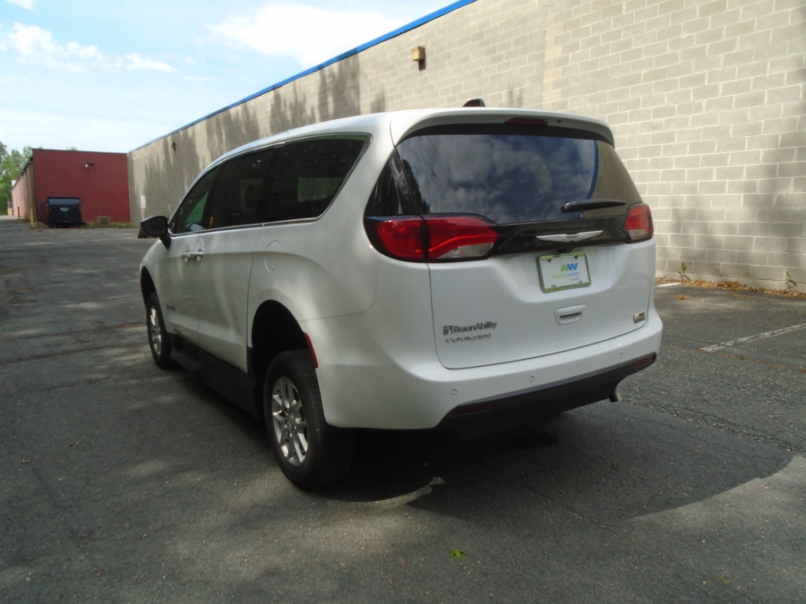White Chrysler Voyager image number 12