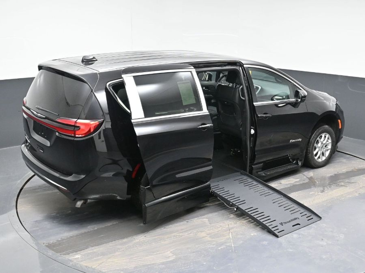 Black Chrysler Pacifica image number 25