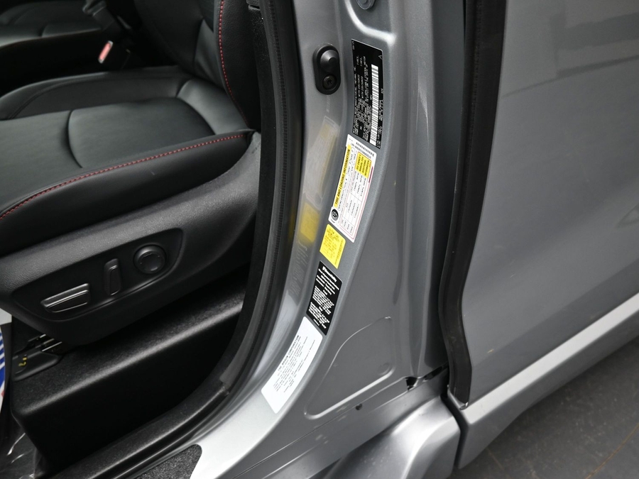 Silver Toyota Sienna image number 21