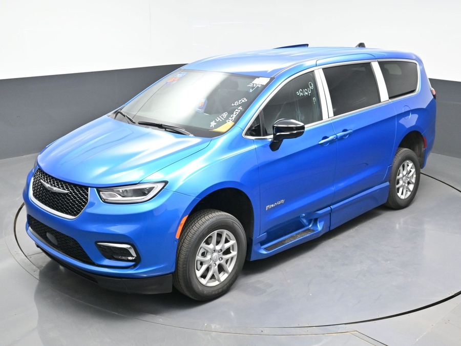 Blue Chrysler Pacifica image number 20