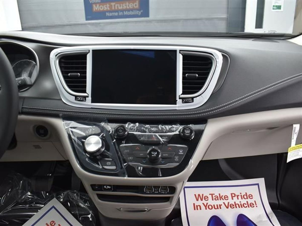 Silver Chrysler Pacifica image number 11