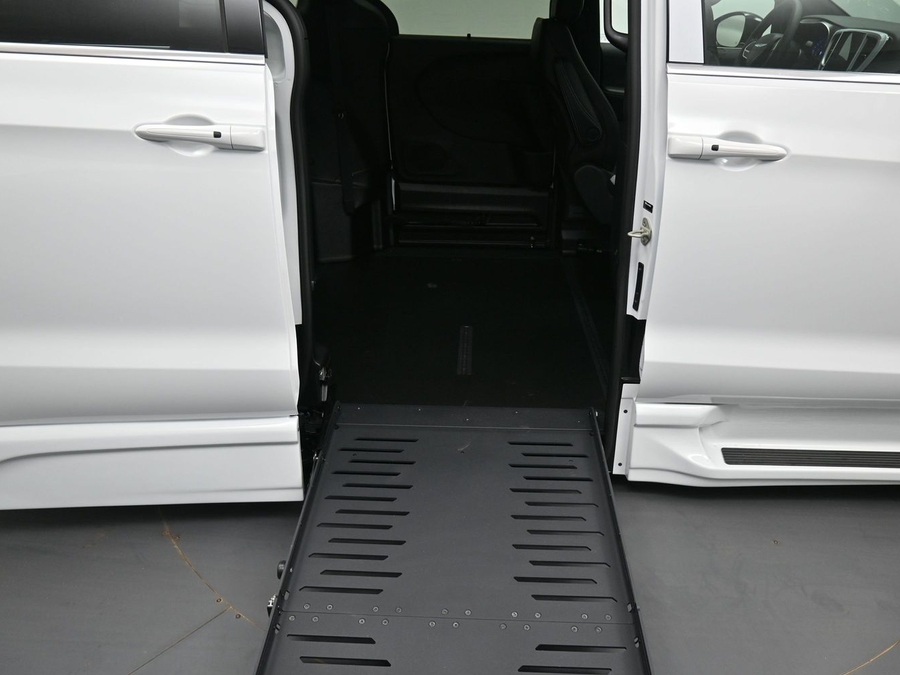 New 2026 Chrysler Pacifica Select Safety - BraunAbility Side Entry Entry Fold Out Automatic Ramp