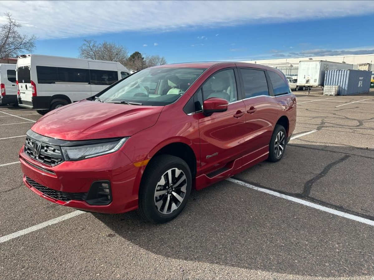 Red Honda Odyssey image number 9