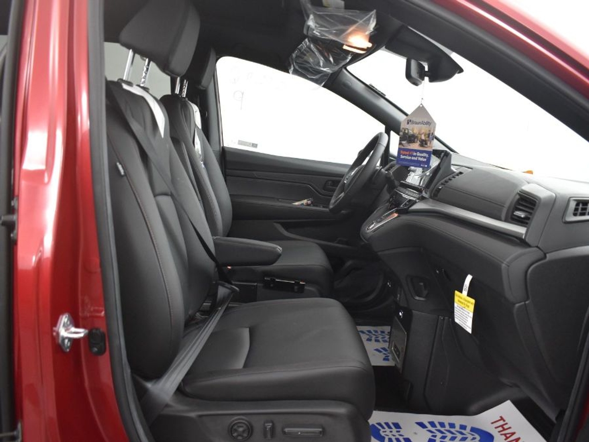 Red Honda Odyssey image number 8