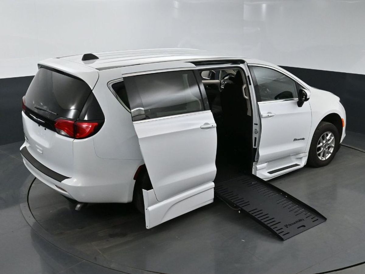 White Chrysler Voyager image number 25