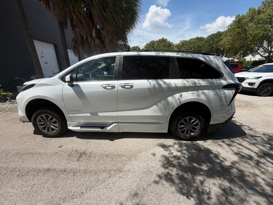 White Toyota Sienna image number 2