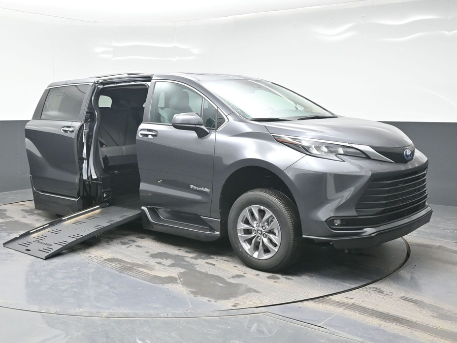 New 2025 Toyota Sienna Hybrid XLE Plus - BraunAbility Side Entry Entry Fold Out Automatic Ramp