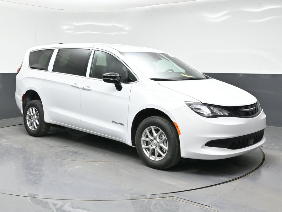 White Chrysler Voyager image number 12