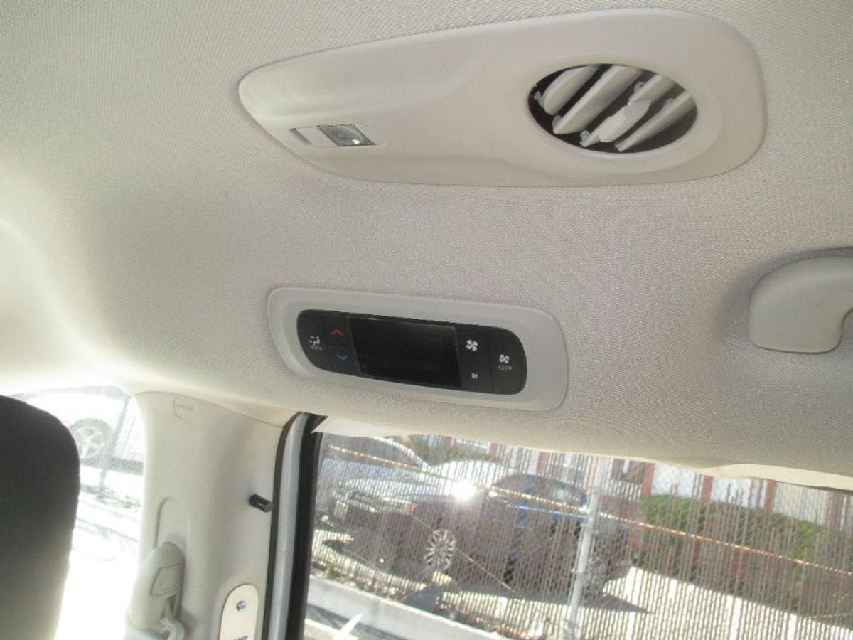 2024 CHRYSLER VOYAGER - Image 16