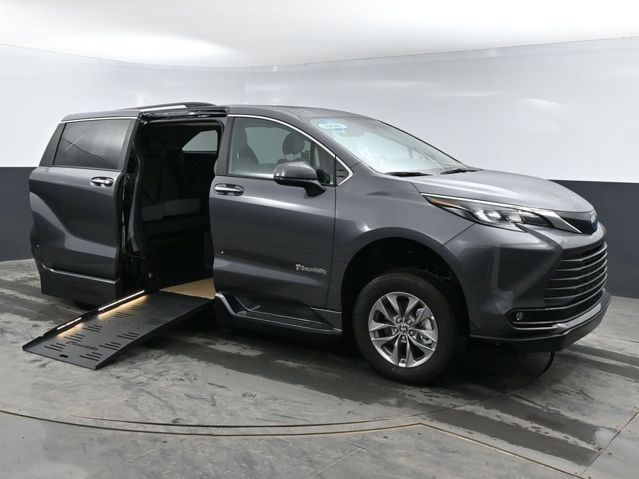 New 2025 Toyota Sienna Hybrid XLE Plus - BraunAbility Side Entry Entry Fold Out Automatic Ramp