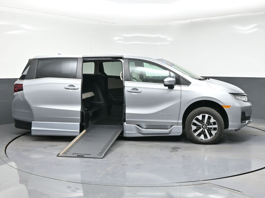 Silver Honda Odyssey image number 5
