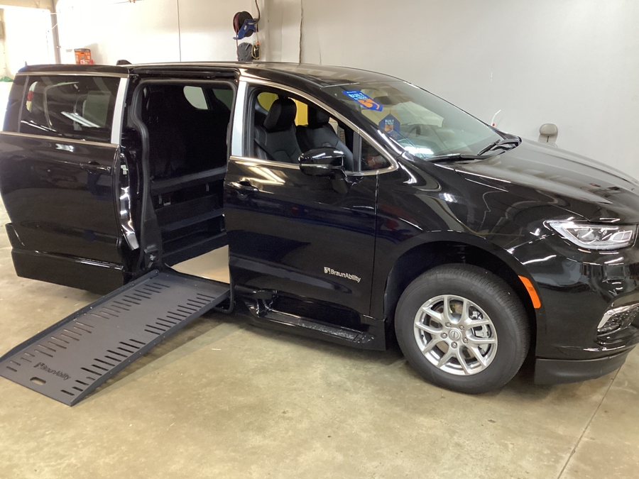 Black Chrysler Pacifica image number 8