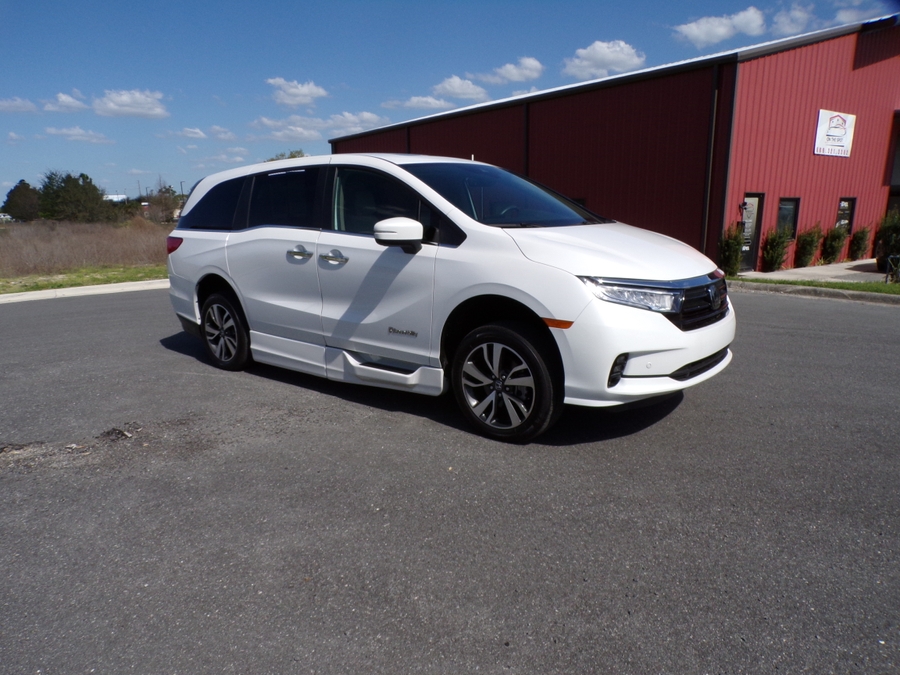 White Honda Odyssey image number 9