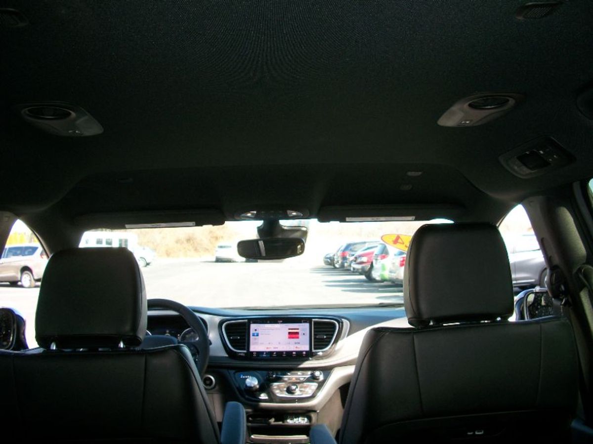 Grey Chrysler Pacifica image number 21