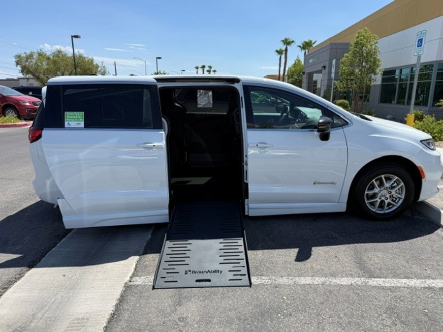 White Chrysler Pacifica image number 6