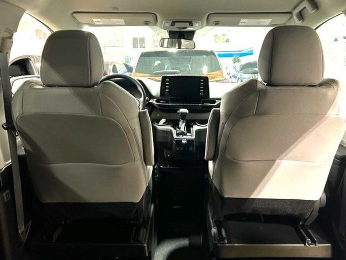 White Toyota Sienna image number 8