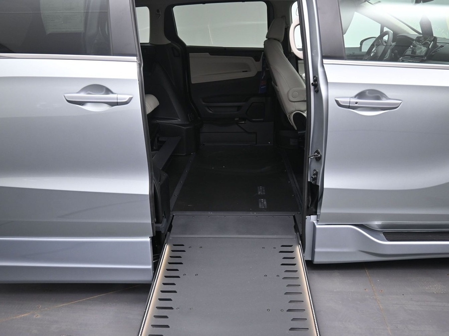 Silver Honda Odyssey image number 16