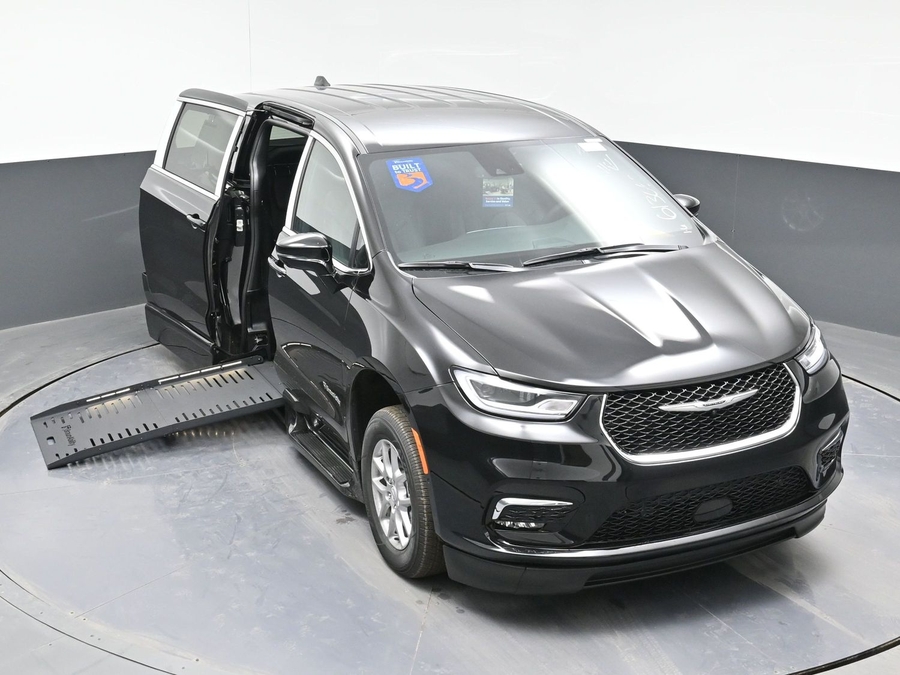 Black Chrysler Pacifica image number 22