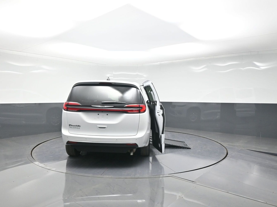 New 2025 Chrysler Pacifica Select Safety - BraunAbility Side Entry Entry In Floor Automatic Ramp