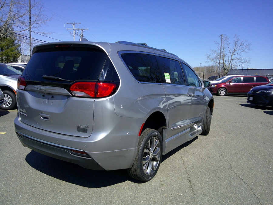 Silver Chrysler Pacifica image number 6