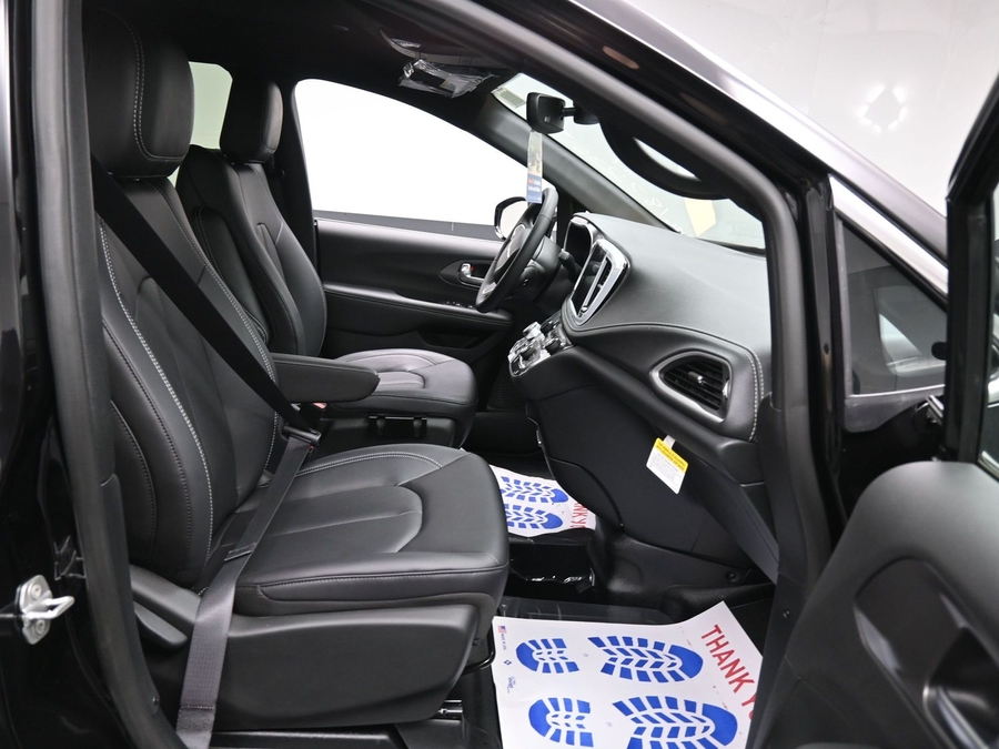 Black Chrysler Pacifica image number 2