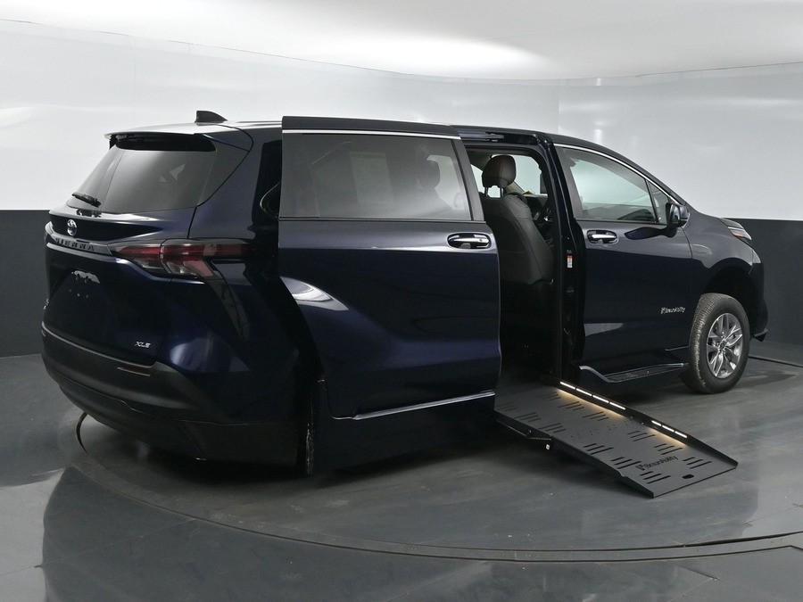 New 2025 Toyota Sienna Hybrid XLE Base - BraunAbility Side Entry Entry Fold Out Automatic Ramp