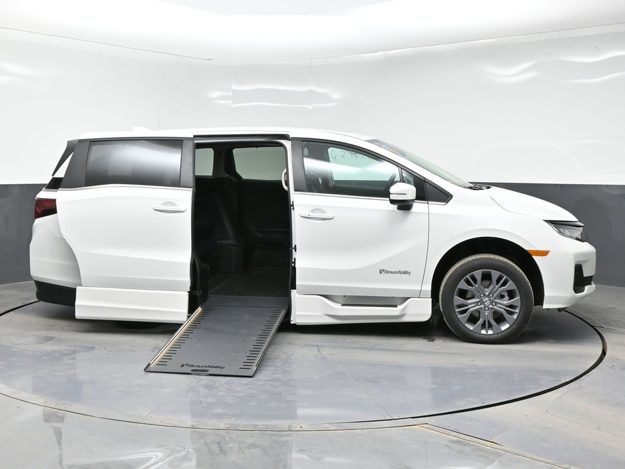 White Honda Odyssey image number 4
