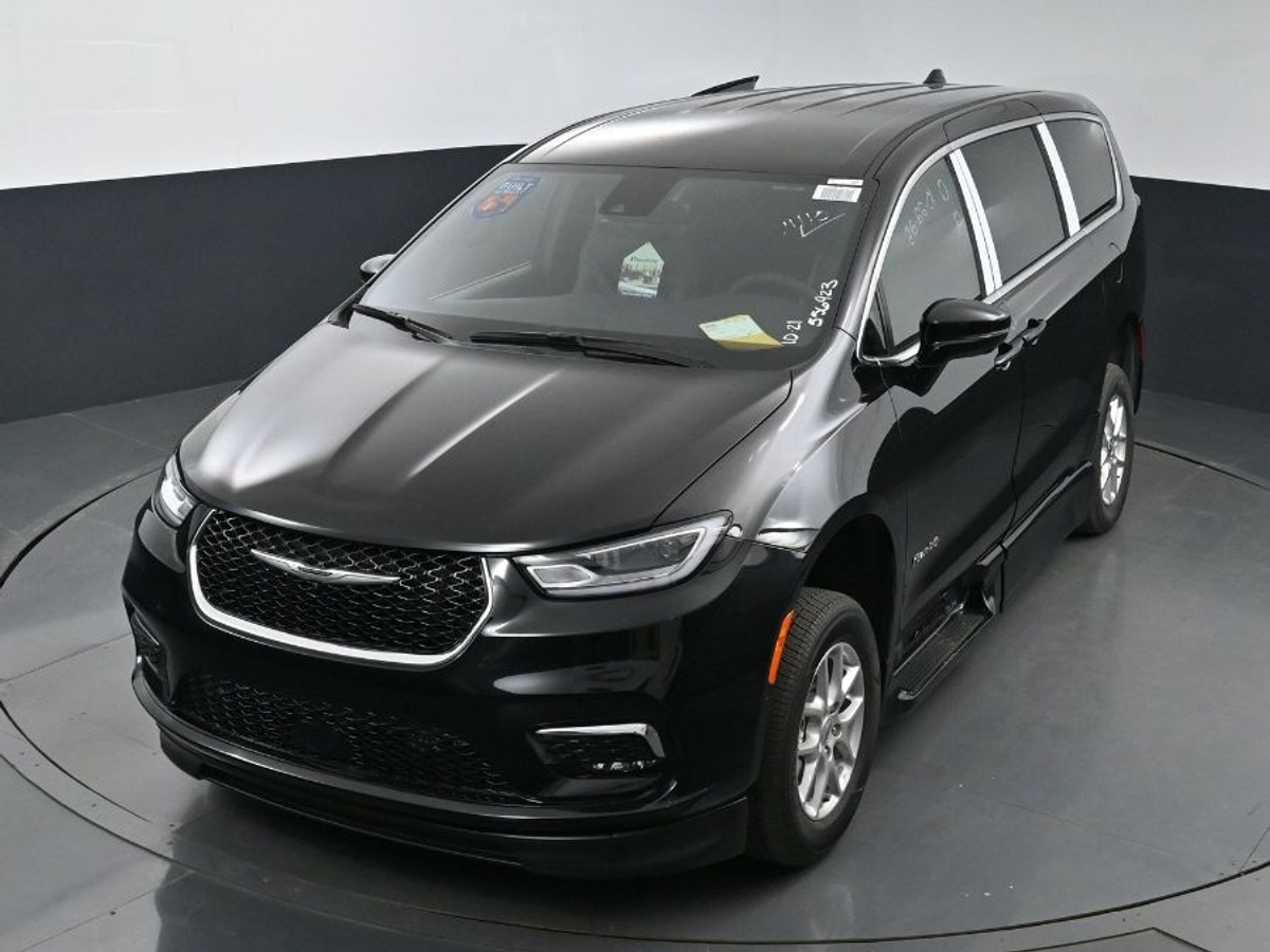 Black Chrysler Pacifica image number 23