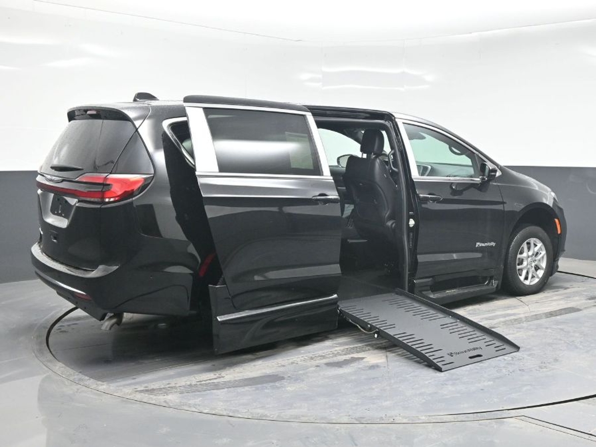 Black Chrysler Pacifica image number 4