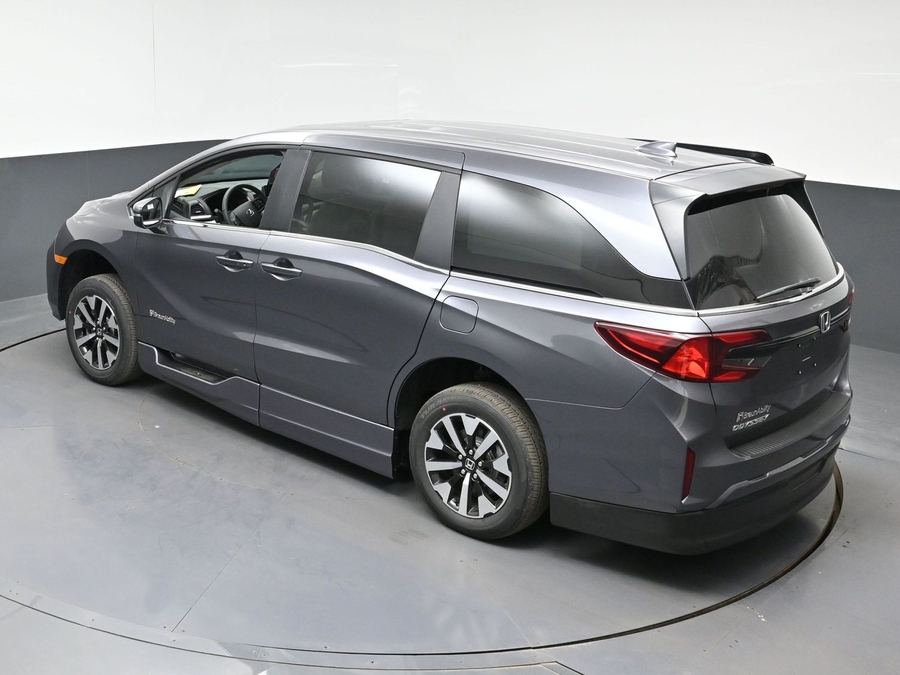 Grey Honda Odyssey image number 23