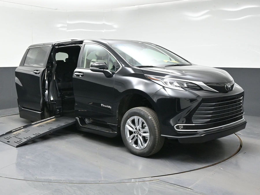 New 2026 Toyota Sienna Hybrid Limited - BraunAbility Side Entry Fold Out Automatic Ramp