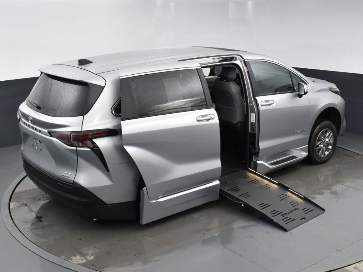 Silver Toyota Sienna image number 22