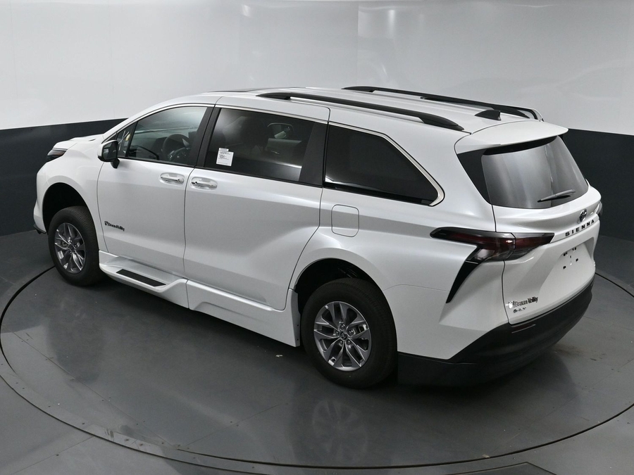 New 2025 Toyota Sienna Hybrid XLE Plus - BraunAbility Side Entry Entry In Floor Automatic Ramp