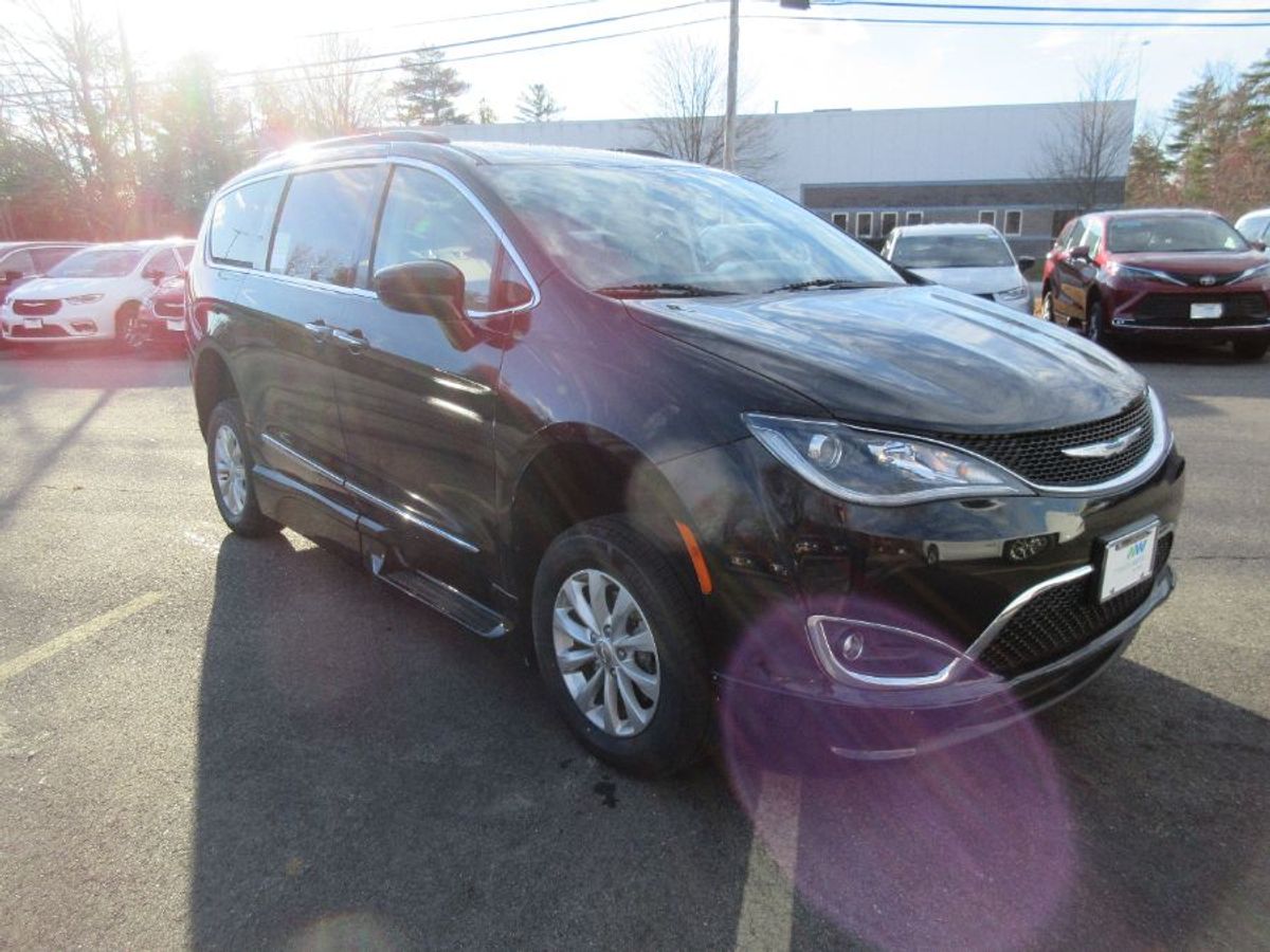 Black Chrysler Pacifica image number 19