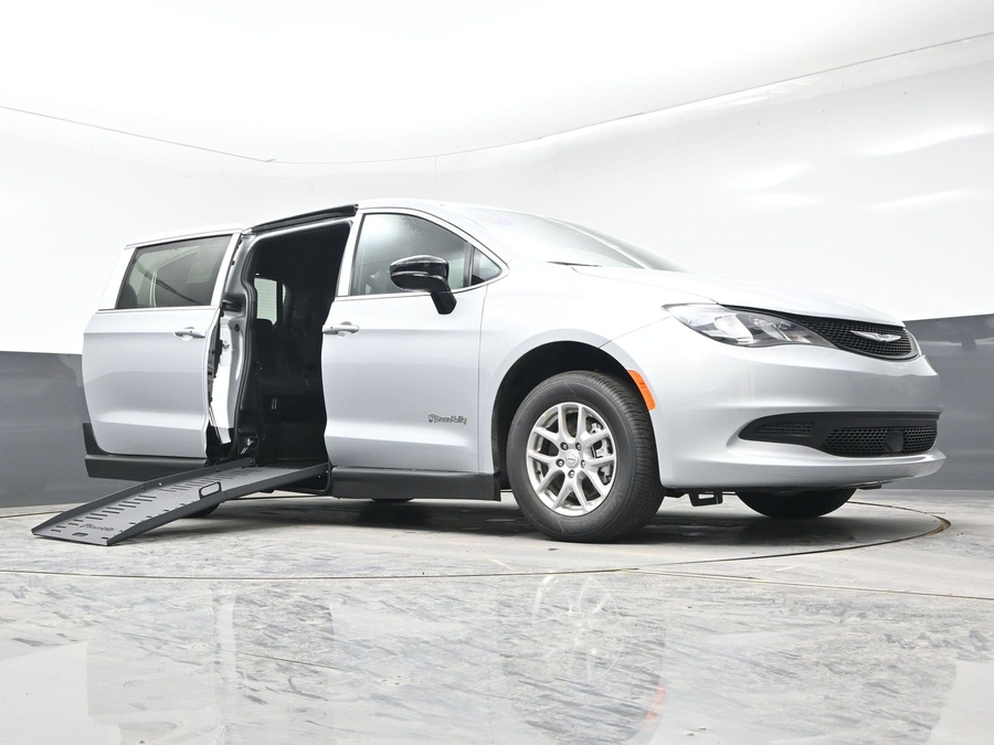 New 2026 Chrysler Voyager LX - BraunAbility Side Entry Entry Fold Out Manual Ramp