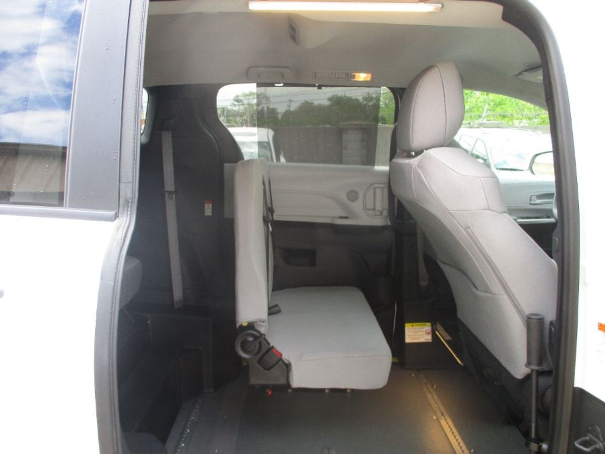 White Toyota Sienna image number 9