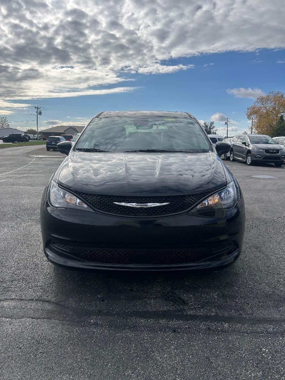 Black Chrysler Voyager image number 1