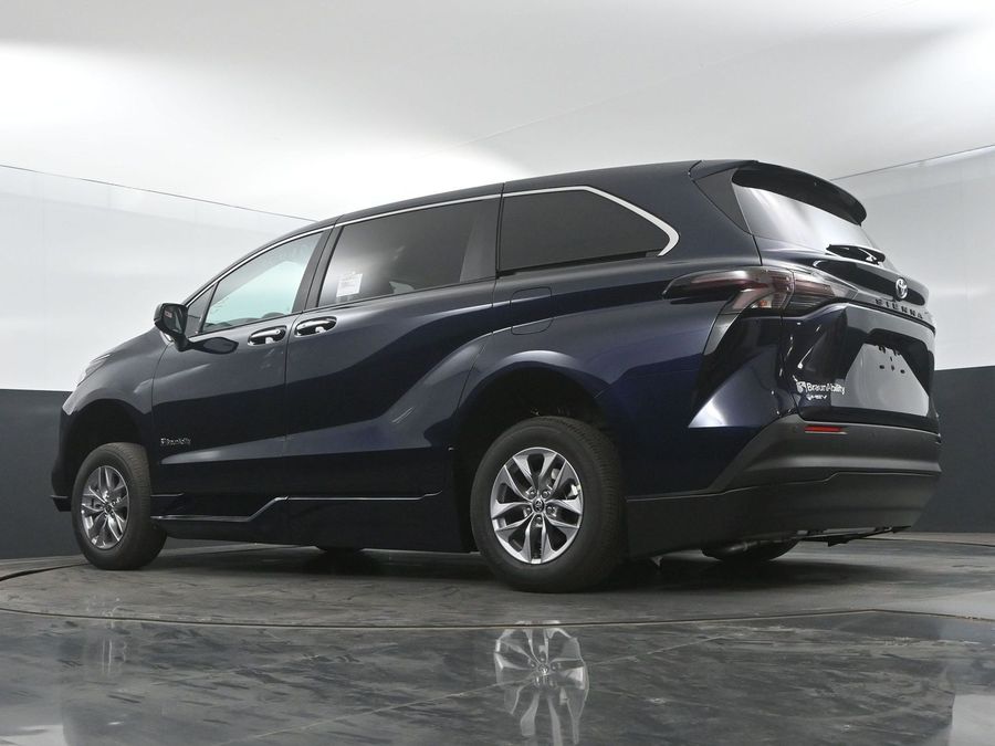 New 2025 Toyota Sienna Hybrid XLE Base - BraunAbility Side Entry Entry In Floor Automatic Ramp