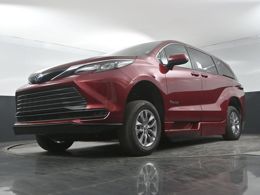 New 2025 Toyota Sienna Hybrid LE - BraunAbility Side Entry Entry Fold Out Automatic Ramp