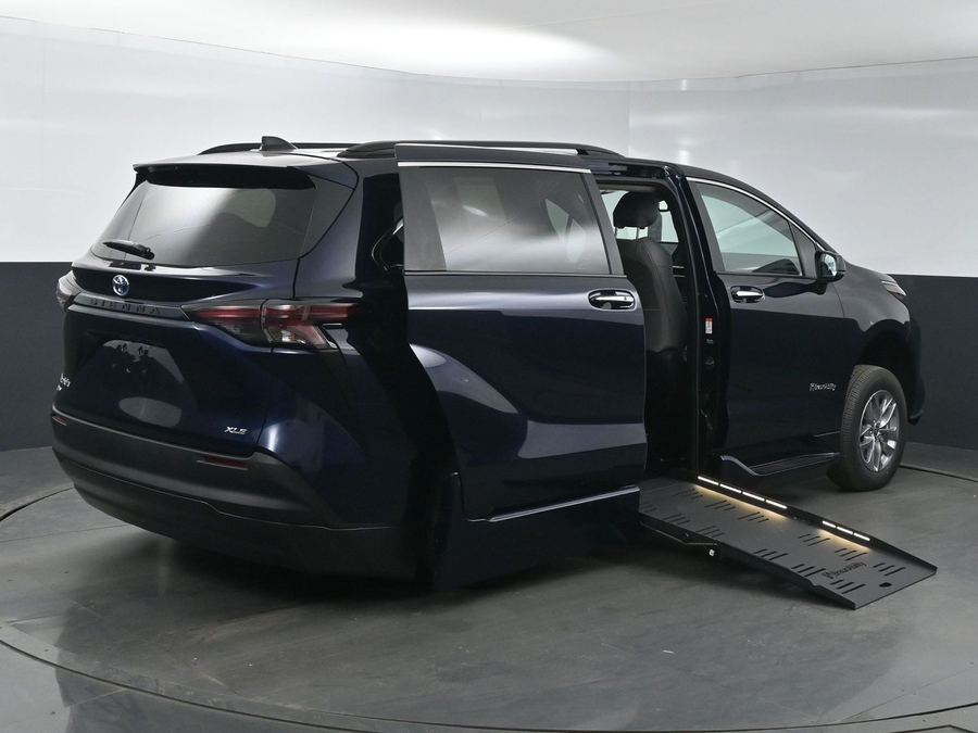New 2025 Toyota Sienna Hybrid XLE Plus - BraunAbility Side Entry Entry Fold Out Automatic Ramp