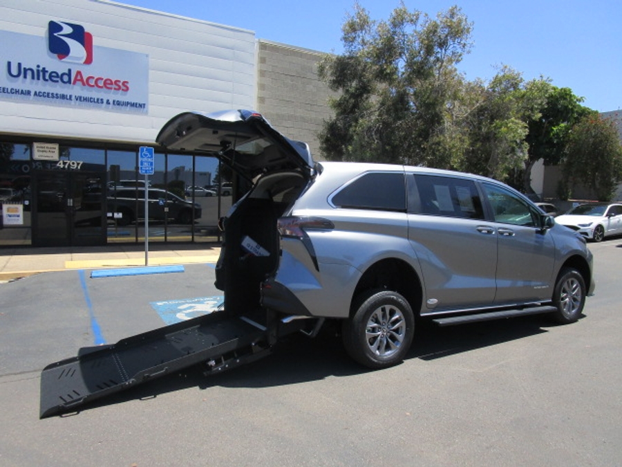 New 2026 Toyota Sienna Hybrid LE - Vantage Mobility Commercial Rear Entry Entry Fold Out Manual Ramp