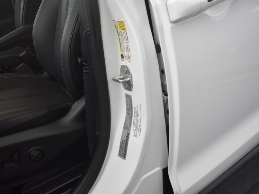 New 2025 Chrysler Voyager LX w MID ROW SEAT - BraunAbility Commercial Side Entry In Floor Manual Ramp