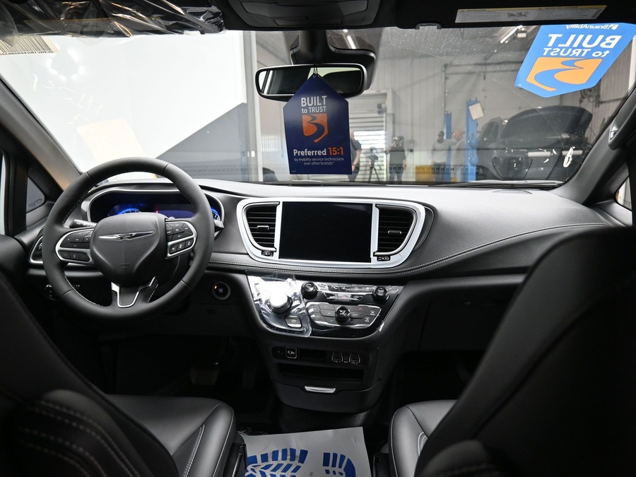 New 2025 Chrysler Pacifica Select Safety - BraunAbility Side Entry Entry In Floor Automatic Ramp