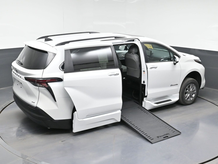 White Toyota Sienna image number 22