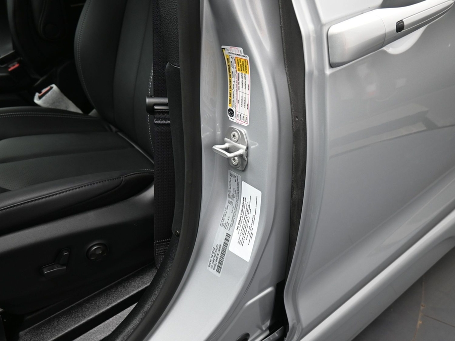 Silver Chrysler Pacifica image number 13