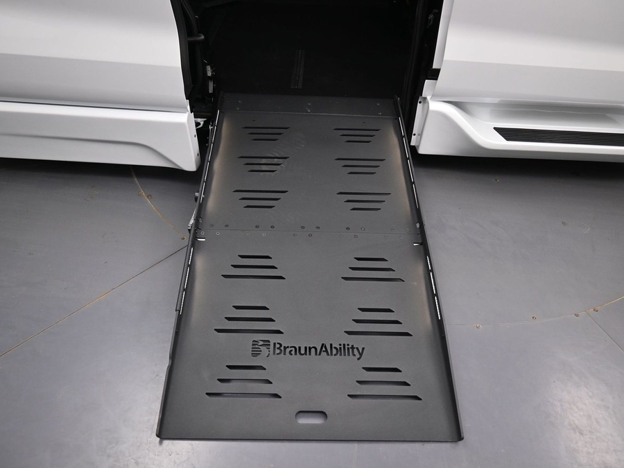 New 2026 Toyota Sienna Hybrid XLE Base - BraunAbility Side Entry Entry Fold Out Automatic Ramp